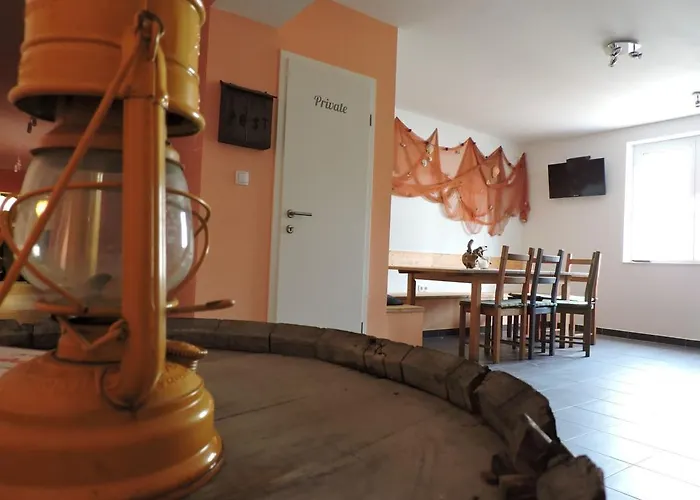 特罗吉尔马里纳旅舍 旅馆 *