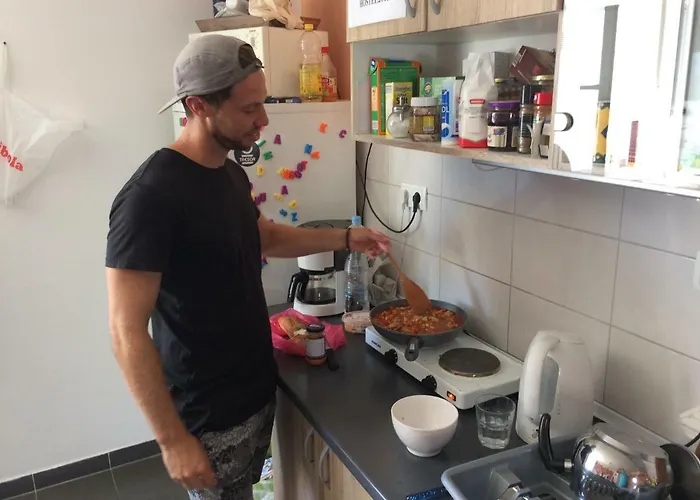 特罗吉尔马里纳旅舍 旅馆 *